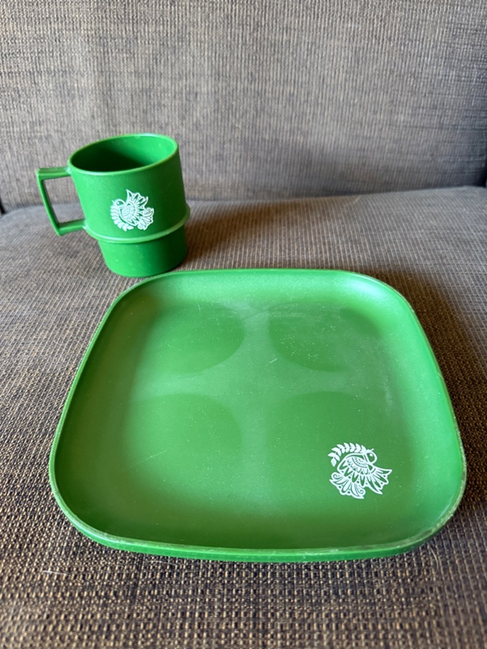 Green Two-Piece Tupperware Set with White Dove - Picture 9 of 10